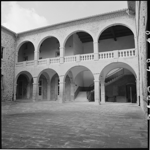 Cour 2, vue d'ensemble de la galerie bordant le côté nord.