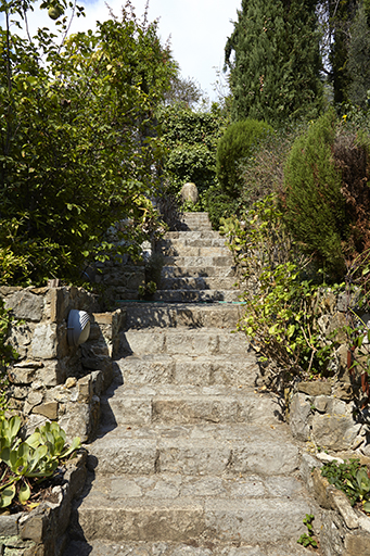 Verger : le grand escalier (vue en contre-plongée).