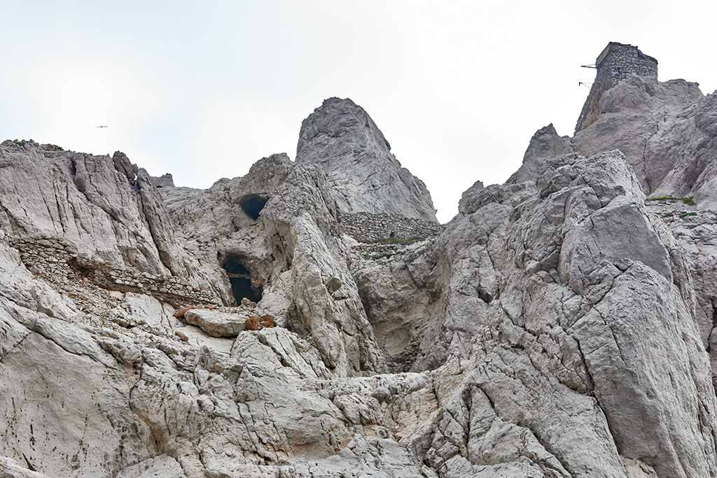 Poste photo-électrique de l'île Maïre, poste de commande sur un sommet d'arête et son chemin d'accès 