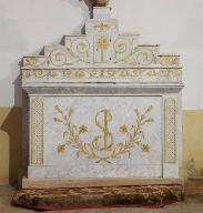 Ensemble de l'autel secondaire de saint Joseph : autel tombeau, quatre gradins d'autel, tabernacle, exposition