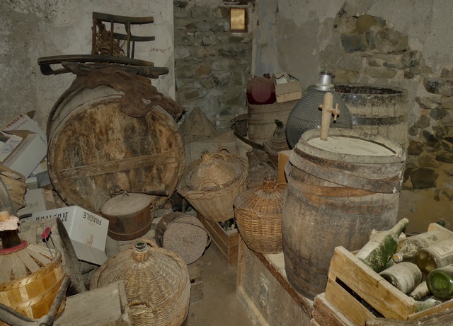 Etage de soubassement, cellier. Angle sud-ouest, tonneaux et dames-jeannes.