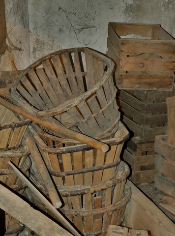 Etage de soubassement, cellier. Banastes à vendanger.