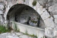 Thorame-Haute. Ecart de Peyresq. Fontaine-lavoir sur la place de l'ancien village, sous une arcade en anse de panier.
