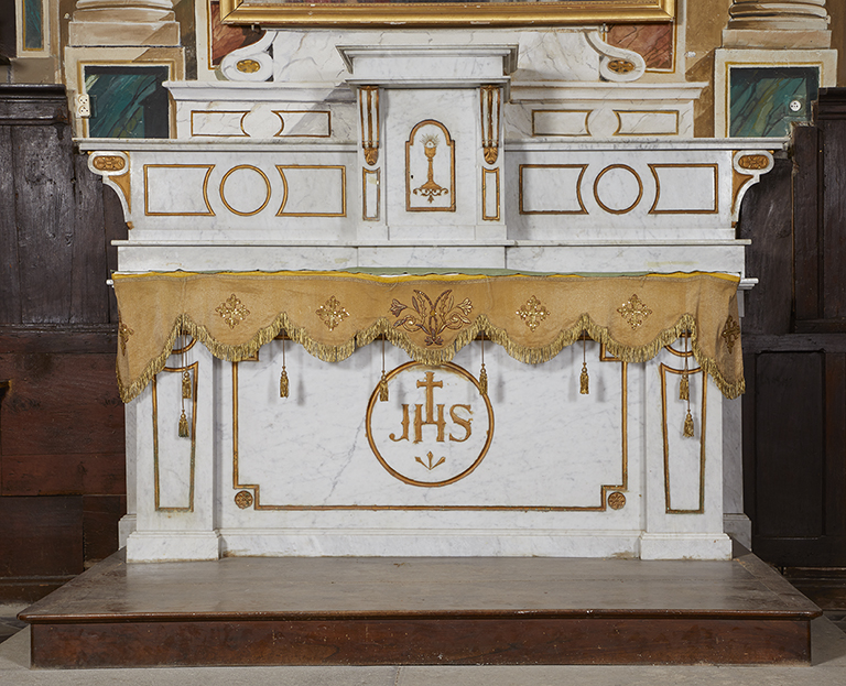 Ensemble du maître-autel : deux degrés d'autel, autel, tabernacle, deux gradins d'autel, exposition