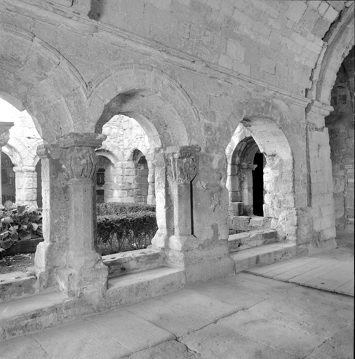 Cloître. Galerie sud. Arcades de la partie est.