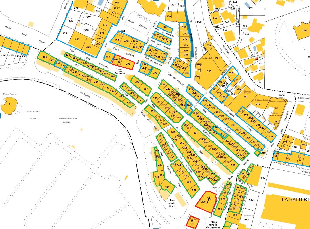 Evolution du bâti entre 1814 (vert) et 1890 (bleu). En rouge, l'église, la tour carré et la maison des moines de Lérins (détruite). D'après le plan cadastral 2013, section AB.