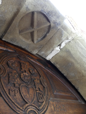 Elévation nord, premier niveau. Porte du logis, décor en réserve de la sous-face du couvrement cintré.