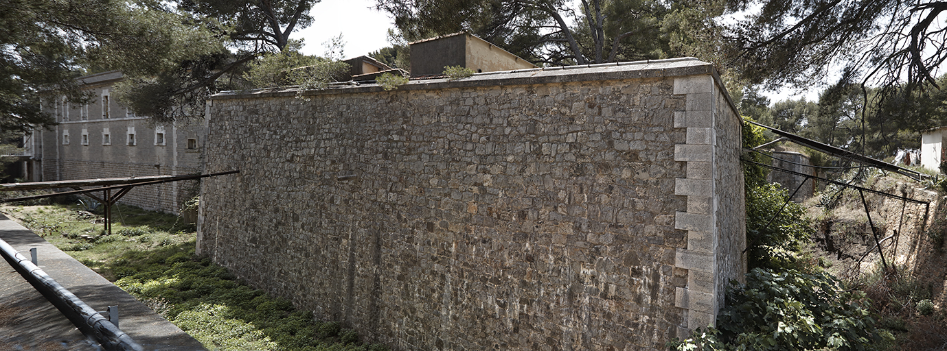 Front de gorge : fossé, façade extérieure de la caserne, bastionnet 1.