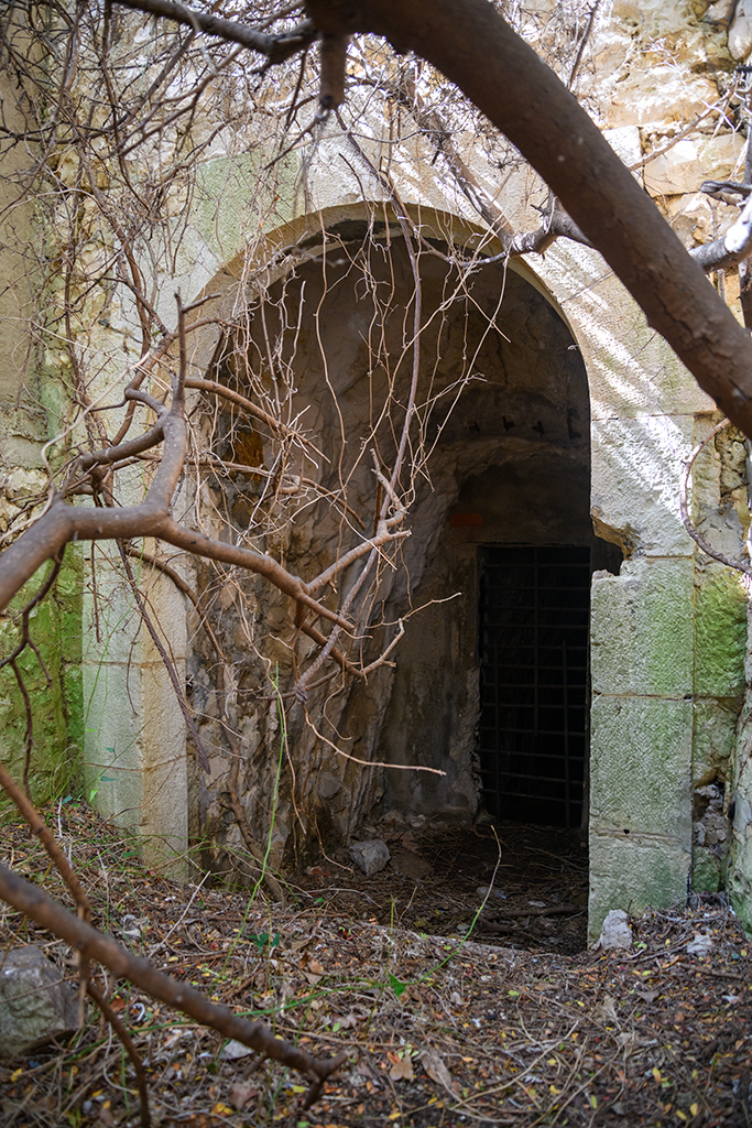 Porte d'entrée du souterrain-caverne 