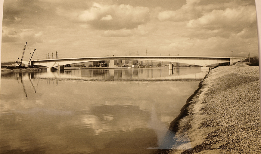 Nouveau pont sur le canal du Rhône à Bollène.