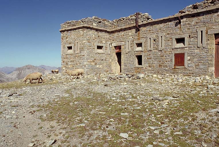 Façade de la caserne.