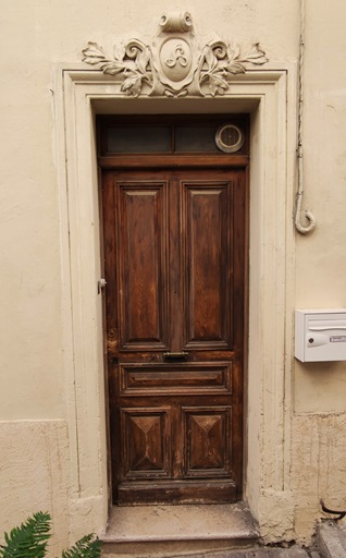 Maison (1833 B 303, 2025 B 179). Encadrement avec motif façonné au ciment sur le linteau. 