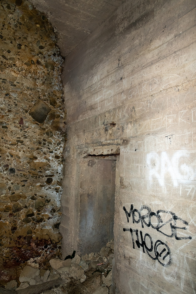 Porte vers le souterrain caverne de l'infrastructure du poste de direction de tir allemand de 1943 