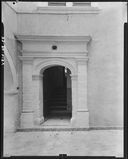 Corps de logis, cour intérieure B, porte de la cage d'escalier.