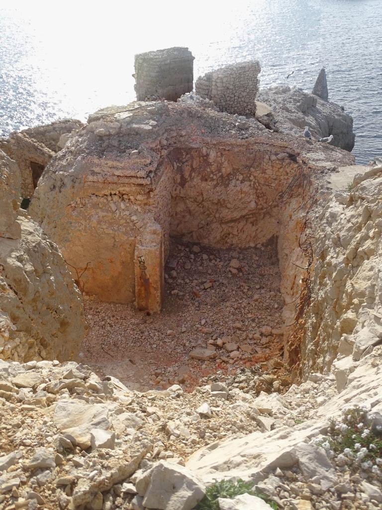 Poste photo-electrique, terrasse, ruines de l'abri de combat et guérite, vus de l'est 
