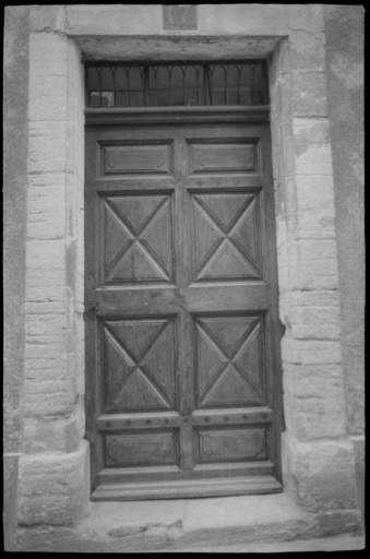 Porte d'entrée du couvent sur la rue du Carmel.