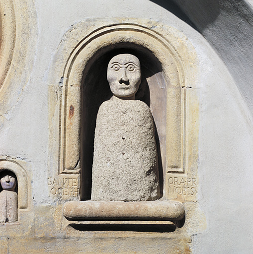 Décor d'élévation extérieure : statues (9), sculptures (masques, 7), porte, fenêtres (2), oculus, tronc, bénitier