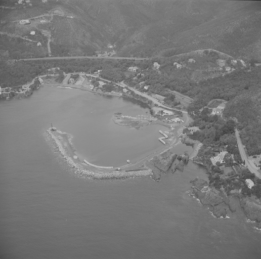 Photographie aérienne avec vue sur la digue en construction du port de Figueirette, juin 1969.