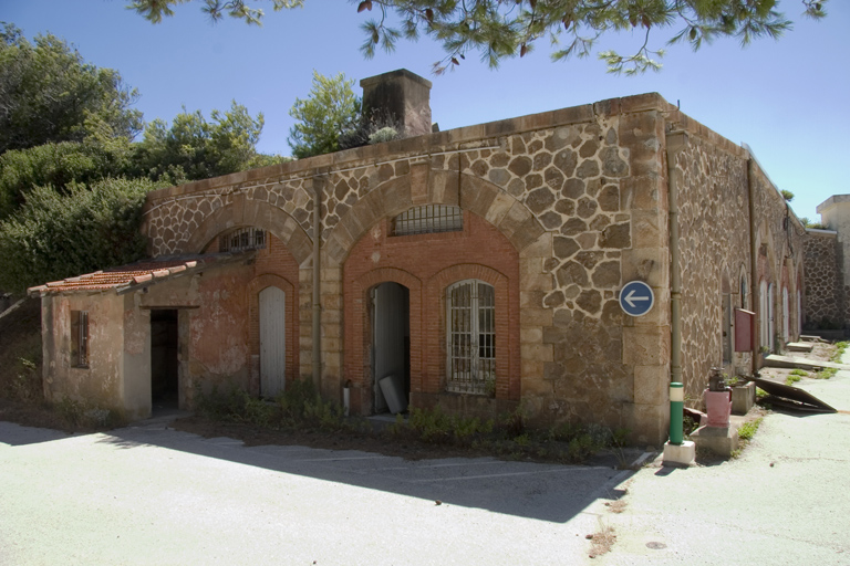 Casernement, adossé au flanc droit de la batterie centrale.