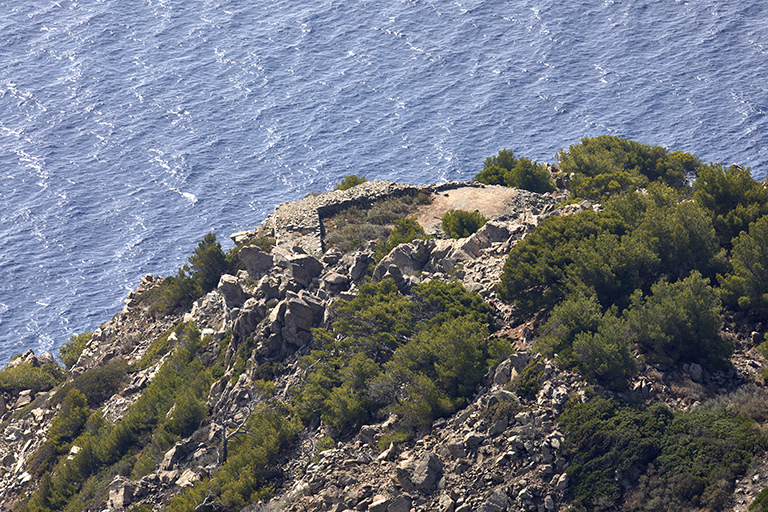 L'épaulement en pierres sèches de l'ancienne batterie, vue en plongée.