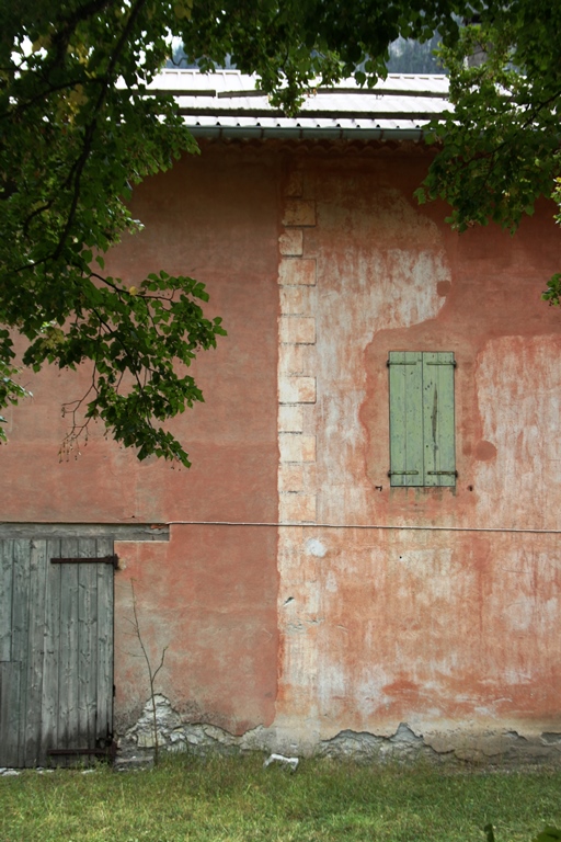 Décor de fausse chaîne d'angle harpée à la ferme des Iscles (parcelle A 782).