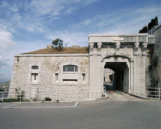 Face sud-est. Vue extérieure du bâtiment a et de l'entrée du fort.