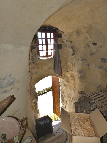 Etage de soubassement, mur sud. Porte d'entrée.