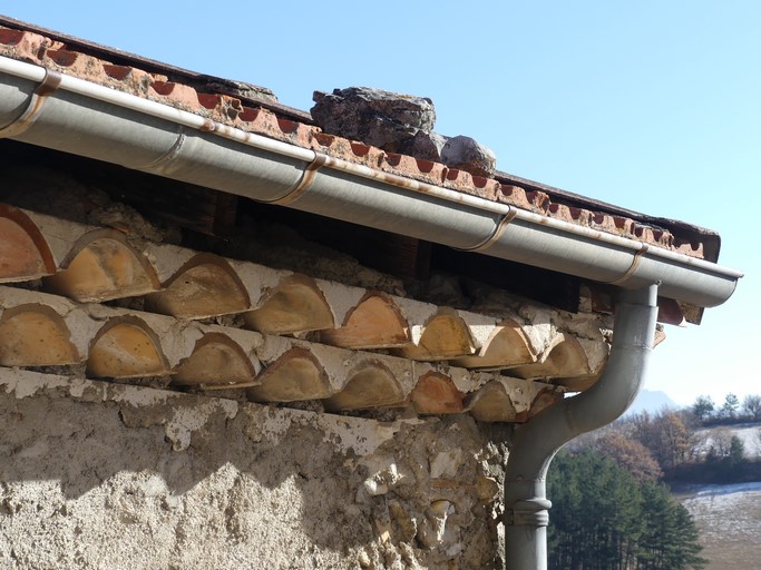 Avant-toit constitué de deux rangs de génoise et couverture en tuile plate mécanique. Maison située au village d'Antonaves (parcelle 1983 A2 782).