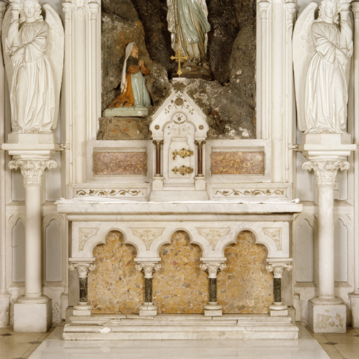autel, gradin d'autel et tabernacle de l'ensemble néo-gothique de la chapelle Notre-Dame-de-Lourdes