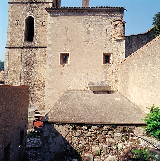 Porte 15. Face est de la tour porte 15 avec échauguette, tour de l'église.