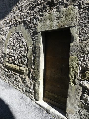 Elévation ouest, premier niveau. Porte sud et baie boutiquière murée.