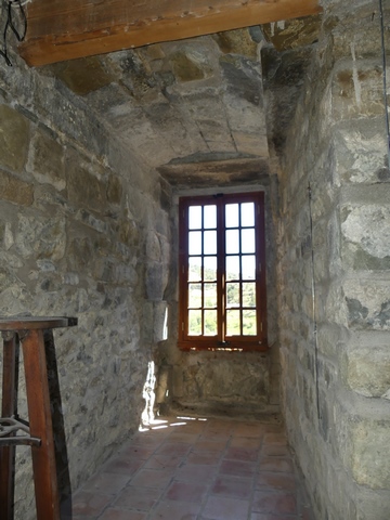 Rez-de-chaussée surélevé (niveau haut), mur est. Embrasure de la baie.