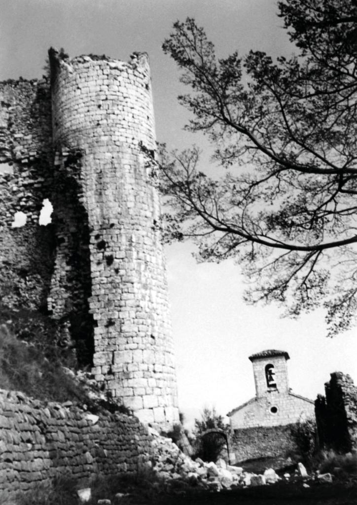 Tour sud-est et église Saint-Nicolas, vers 1962. 