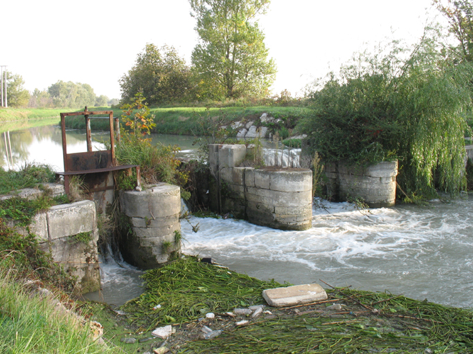 barrage réaménagé en seuil de passage