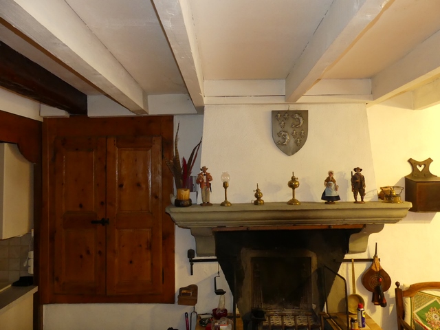 Rez-de-chaussée surélevé, cuisine. Mur nord, cheminée adossée et placard-niche.