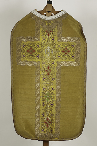 Ornement doré (n°2) : chasuble, étole, manipule, voile de calice