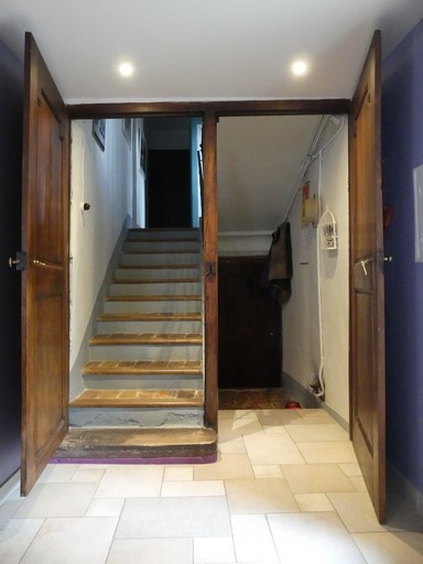 Maison. Rez-de-chaussée, salon. Mur nord, double porte desservant l'escalier et le vestibule (ouverte).