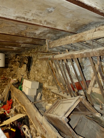 Etage de soubassement, étable. Mur ouest, mangeoire sur banquette maçonnée et râtelier.