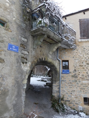Elévation sud, passage couvert et balcon.