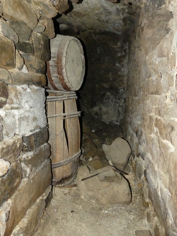 Rez-de-chaussée, resserre (cachot ?) installée sous l'escalier. Vue de volume prise de l'ouest.