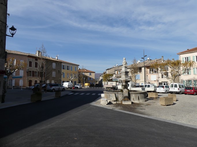 Place de la Fontaine, vue prise du sud-est.