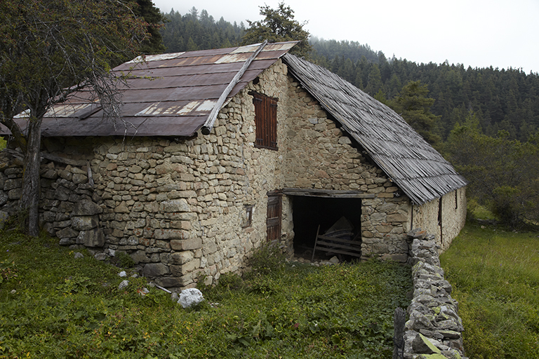 Beauvezer. Près du ravin de Chaussegros. Bergerie de la Baragna.