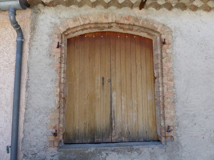 Baie fenière avec encadrement en brique pleine. Bâtiment au hameau du Plan (Châteauneuf-de-Chabre).