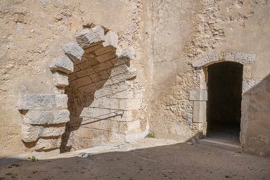 Détail intérieur du demi-bastion de gauche : débouché de la rampe voûtée montant à l'étage en partie à ciel ouvert et porte d'une casemate