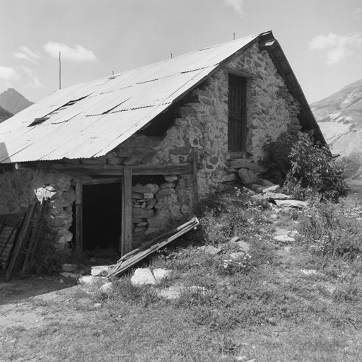 Le bâtiment d'habitation. Pignon est. Les entrées de la grange et de l'écurie.