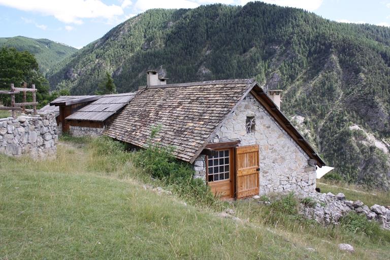 Maisons reconstruites à l'entrée ouest de l'écart (parcelles B 373 et 795) : remarquer les différents types de couvertures (planche et tuile plate artisanale) ainsi que les pentes des toits. 