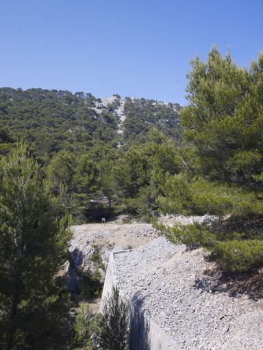 Vue générale du fort Faron vers la Croix-Faron, au premier plan, fossé commun à l'Enveloppe du fort Faron.