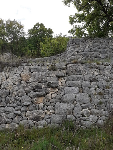 Mur de soutènement de la troisième terrasse agricole, escalier volant. 