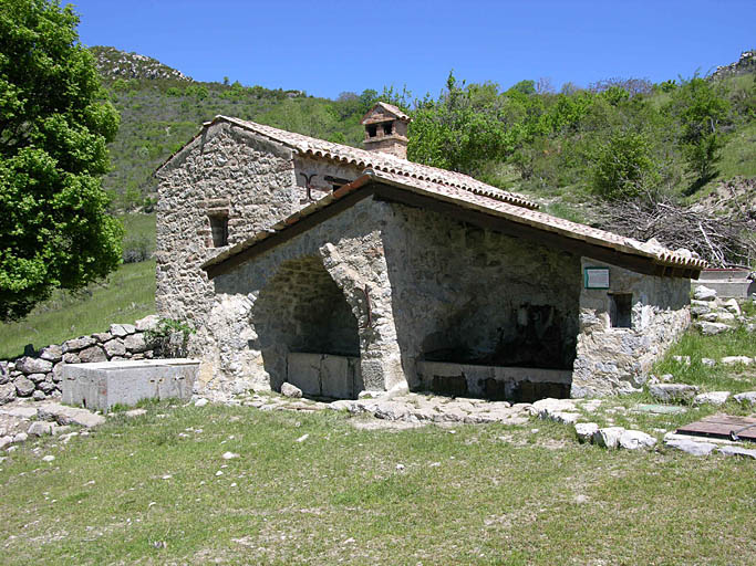 Fontaine, abreuvoir , lavoir et fournil