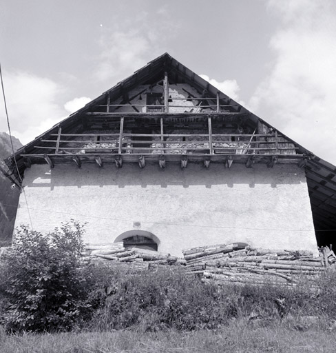 Façade antérieure est. Détail du pignon.